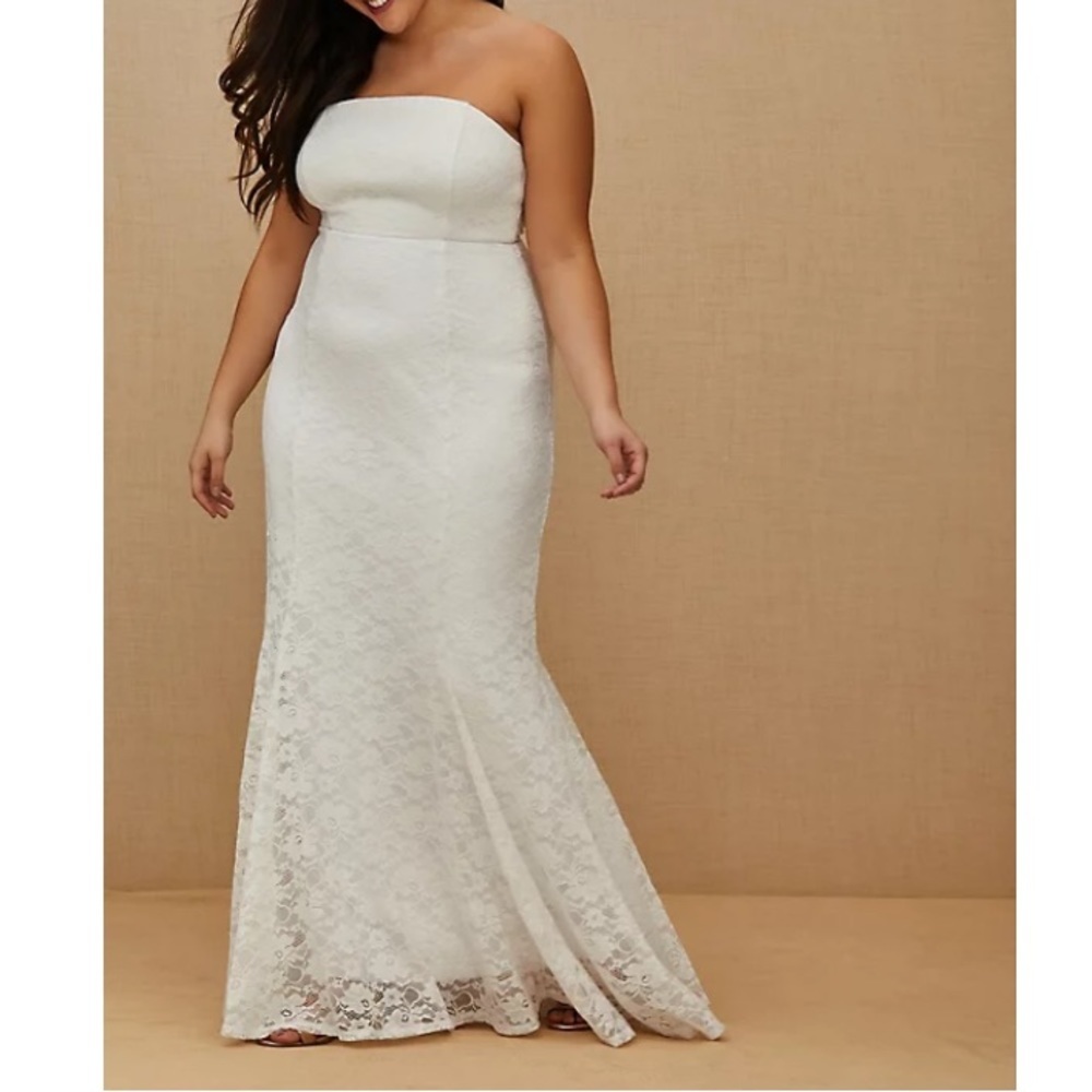 TORRID NWT WHITE LACE STRAPLESS FIT & FLARE WEDDING DRESS